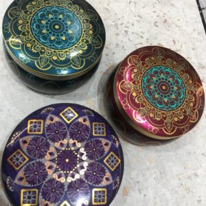 Velas aromáticas de canela oferecem um aroma quente, doce e especiado, ideal para criar ambientes aconchegantes, relaxantes e com sensação de prosperidade. Geralmente feitas com ceras vegetais ou parafina, trazem notas de cravo, maçã ou baunilha, sendo ótimas para decoração e harmonização de espaços como salas e quartos.