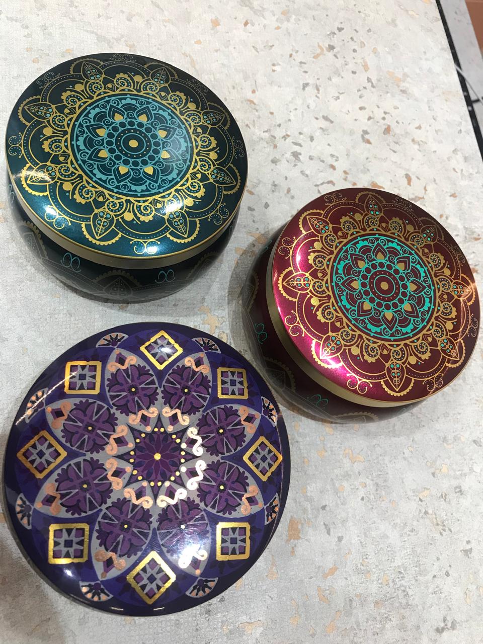 Velas aromáticas de canela oferecem um aroma quente, doce e especiado, ideal para criar ambientes aconchegantes, relaxantes e com sensação de prosperidade. Geralmente feitas com ceras vegetais ou parafina, trazem notas de cravo, maçã ou baunilha, sendo ótimas para decoração e harmonização de espaços como salas e quartos.