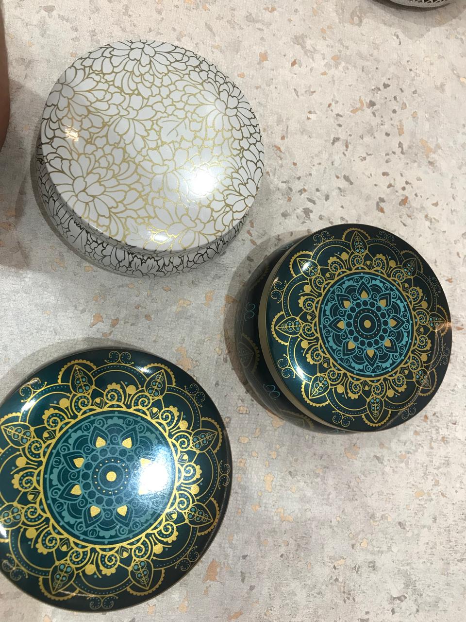 Velas aromáticas oferecem um aroma quente, doce e especiado, ideal para criar ambientes aconchegantes, relaxantes e com sensação de prosperidade. Geralmente feitas com ceras vegetais ou parafina, trazem notas de cravo, maçã ou baunilha, sendo ótimas para decoração e harmonização de espaços como salas e quartos.
