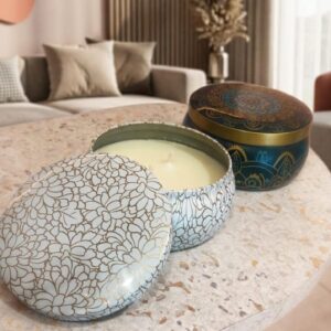 Velas Aromáticas Fragrâncias Relaxantes Produto Artesanal Premium 130g Vários Aromas com Especiarias Dê ao seu espaço a atmosfera que ele merece. As velas não são apenas itens de decoração; são convites para uma pausa necessária. Com uma fusão exclusiva de fragrâncias exóticas, cada chama acesa é um portal para o relaxamento profundo. Pura e Sustentável: Feitas com cera vegetal e pavio de algodão para uma queima limpa, lenta e consciente.