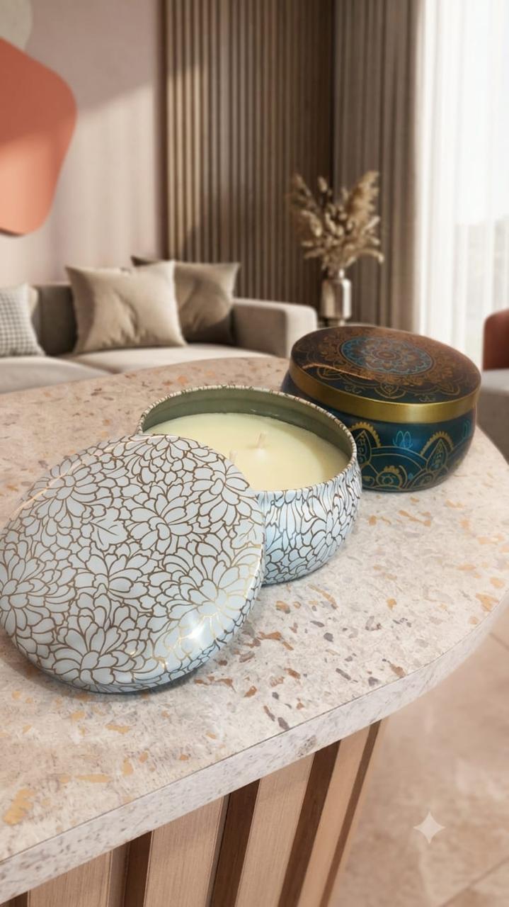 Velas Aromáticas Fragrâncias Relaxantes Produto Artesanal Premium 130g Vários Aromas com Especiarias Dê ao seu espaço a atmosfera que ele merece. As velas não são apenas itens de decoração; são convites para uma pausa necessária. Com uma fusão exclusiva de fragrâncias exóticas, cada chama acesa é um portal para o relaxamento profundo. Pura e Sustentável: Feitas com cera vegetal e pavio de algodão para uma queima limpa, lenta e consciente.