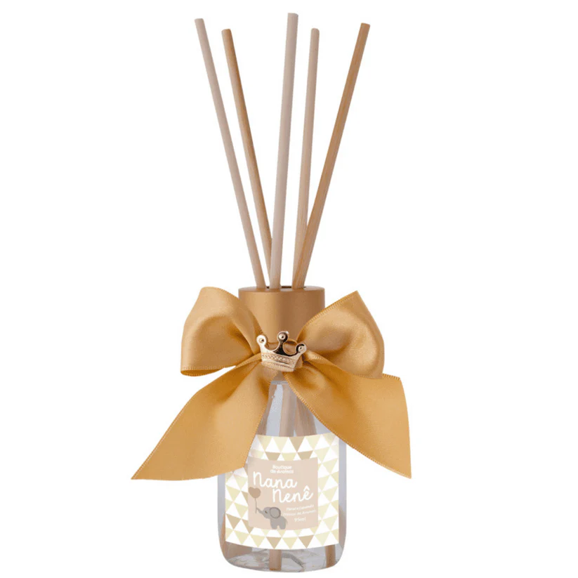 O Difusor de Aromas Nana Nenê foi desenvolvido para transformar o ambiente em um espaço de aconchego e afeto, fortalecendo o vínculo entre mamãe e bebê desde os primeiros momentos. Sua fragrância suave convida ao relaxamento, criando um ambiente acolhedor, delicado e harmonioso para a rotina do bebê.