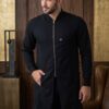 JALECO PRETO Sobre esse produto O jaleco Garbo possui modelagem de alto padrão, ele se ajusta perfeitamente ao corpo, seus detalhes trazem muita elegância para o modelo, possui zíper para agilidade e praticidade, sua gola padre e seus bolsos fazem com que esse modelo se torne uma peça essencial para todos os homens refinados e sofisticados. Disponível nas cores marinho, preto e branco. Confeccionado em gabardine de alto padrão. O gabardine é um tipo de tecido com belas e distintas nervuras diagonais causadas pelo entrelaçamento dos fios. É elaborado em poliéster e possui um acabamento limpo, também é firme e duradouro e possui um brilho suave e distinto. Ideal para quem procura beleza, praticidade e resistência. Importante!! todos os nossos produtos possuem uma tabela de medidas exclusivas, recomendamos sempre aos nossos clientes consultarem essa tabela antes de concretizarem a compra.