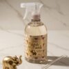 O Perfume para Roupas e Ambiente Nana Nenê foi desenvolvido para deixar o espaço repleto de carinho, aconchego e acolhimento. Com uma fragrância suave e relaxante, é perfeito para criar um ambiente de conexão e afeto entre mamãe e bebê desde os primeiros momentos. Um aroma pensado para envolver todos os sentidos – do toque ao olfato – proporcionando uma atmosfera tranquila, segura e amorosa.