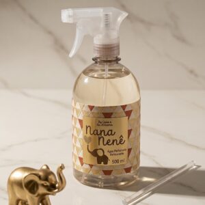 O Perfume para Roupas e Ambiente Nana Nenê foi desenvolvido para deixar o espaço repleto de carinho, aconchego e acolhimento. Com uma fragrância suave e relaxante, é perfeito para criar um ambiente de conexão e afeto entre mamãe e bebê desde os primeiros momentos. Um aroma pensado para envolver todos os sentidos – do toque ao olfato – proporcionando uma atmosfera tranquila, segura e amorosa.