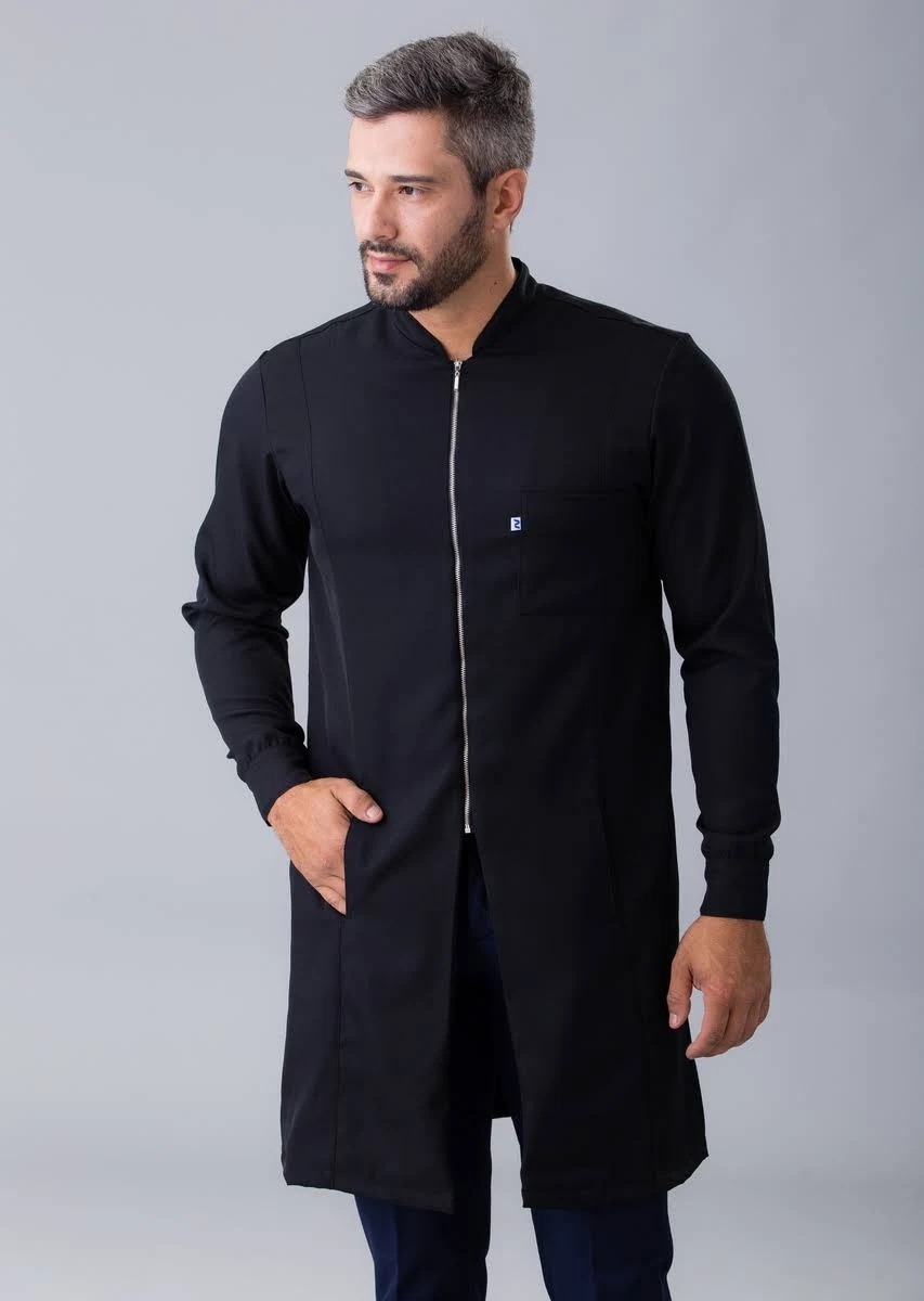 Sobre esse produto O jaleco Garbo possui modelagem de alto padrão, ele se ajusta perfeitamente ao corpo, seus detalhes trazem muita elegância para o modelo, possui zíper para agilidade e praticidade, sua gola padre e seus bolsos fazem com que esse modelo se torne uma peça essencial para todos os homens refinados e sofisticados. Disponível nas cores marinho, preto e branco. Confeccionado em gabardine de alto padrão. O gabardine é um tipo de tecido com belas e distintas nervuras diagonais causadas pelo entrelaçamento dos fios. É elaborado em poliéster e possui um acabamento limpo, também é firme e duradouro e possui um brilho suave e distinto. Ideal para quem procura beleza, praticidade e resistência. Importante!! todos os nossos produtos possuem uma tabela de medidas exclusivas, recomendamos sempre aos nossos clientes consultarem essa tabela antes de concretizarem a compra.