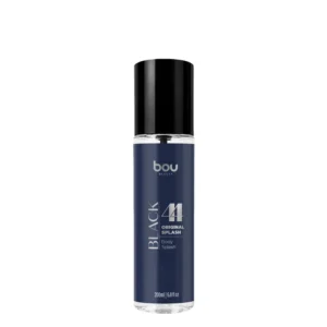A fragrância assinatura que dá nome à linha abre com o frescor vibrante e moderno ao pomedo e da bergamota, temperados pelo toque intrigante do anis e da maçã. No coração, a masculinidade ganha textura aromáticas e verdes com a lavanda, o gálbano e as agulhas de pinho. O fundo é denso, envolvente, e magnético , sustentado pelo conforto ao almiscar, a robustez do vetiver e o toque quentee levemente adocicado da baunilha e da fava tonka.