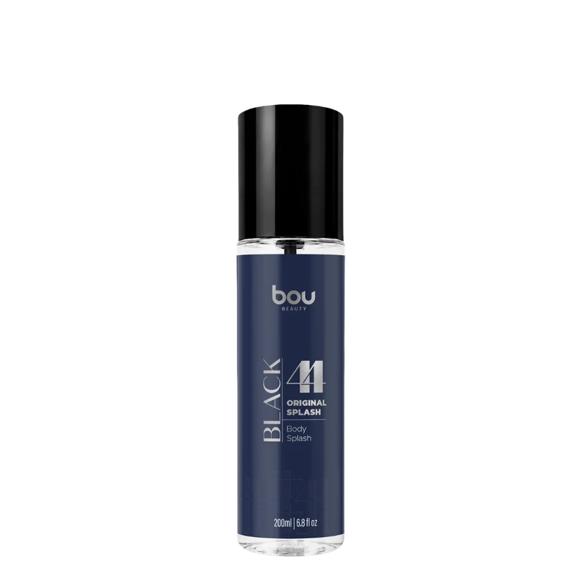 A fragrância assinatura que dá nome à linha abre com o frescor vibrante e moderno ao pomedo e da bergamota, temperados pelo toque intrigante do anis e da maçã. No coração, a masculinidade ganha textura aromáticas e verdes com a lavanda, o gálbano e as agulhas de pinho. O fundo é denso, envolvente, e magnético , sustentado pelo conforto ao almiscar, a robustez do vetiver e o toque quentee levemente adocicado da baunilha e da fava tonka.