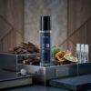A fragrância assinatura que dá nome à linha abre com o frescor vibrante e moderno ao pomedo e da bergamota, temperados pelo toque intrigante do anis e da maçã. No coração, a masculinidade ganha textura aromáticas e verdes com a lavanda, o gálbano e as agulhas de pinho. O fundo é denso, envolvente, e magnético , sustentado pelo conforto ao almiscar, a robustez do vetiver e o toque quentee levemente adocicado da baunilha e da fava tonka.