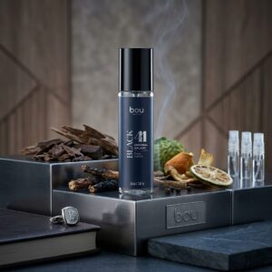 A fragrância assinatura que dá nome à linha abre com o frescor vibrante e moderno ao pomedo e da bergamota, temperados pelo toque intrigante do anis e da maçã. No coração, a masculinidade ganha textura aromáticas e verdes com a lavanda, o gálbano e as agulhas de pinho. O fundo é denso, envolvente, e magnético , sustentado pelo conforto ao almiscar, a robustez do vetiver e o toque quentee levemente adocicado da baunilha e da fava tonka.