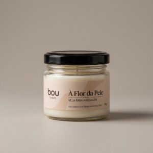 Esta Vela de Massagem combina a sofisticação das Ceras de Palma, Arroz e Coco com o poder Nutritivo da Manteiga de Karité e do Óleo de Amêndoas Doces. Uma experiência sensorial de luz, calor e toque, onde o perfume delicado da rosa encontra a intensidade da canela e o rastro doce da baunilha. Um momento para deixar os sentidos À Flor da Pele.