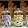 agua-perfumada Água Perfumada para Tecidos A opção ideal para quem deseja manter as roupas com agradável perfume é a Água Perfumada Caszulo. Ela conta com diferentes fragrâncias fiéis aos seus nomes, oferecendo aromas duradouros e envolventes. São muitas possibilidades de uso. Você pode borrifar em roupas de cama e banho, tapetes, almofadas e cortinas, nas roupas no varal ou antes de guardá-las. Navegue pelo nosso site e confira os produtos Caszulo. Uma marca do Grupo Via Aroma.
