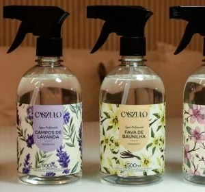 Água Perfumada para Tecidos A opção ideal para quem deseja manter as roupas com agradável perfume é a Água Perfumada Caszulo. Ela conta com diferentes fragrâncias fiéis aos seus nomes, oferecendo aromas duradouros e envolventes. São muitas possibilidades de uso. Você pode borrifar em roupas de cama e banho, tapetes, almofadas e cortinas, nas roupas no varal ou antes de guardá-las. Navegue pelo nosso site e confira os produtos Caszulo. Uma marca do Grupo Via Aroma.