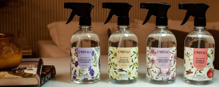 Água Perfumada para Tecidos A opção ideal para quem deseja manter as roupas com agradável perfume é a Água Perfumada Caszulo. Ela conta com diferentes fragrâncias fiéis aos seus nomes, oferecendo aromas duradouros e envolventes. São muitas possibilidades de uso. Você pode borrifar em roupas de cama e banho, tapetes, almofadas e cortinas, nas roupas no varal ou antes de guardá-las. Navegue pelo nosso site e confira os produtos Caszulo. Uma marca do Grupo Via Aroma.